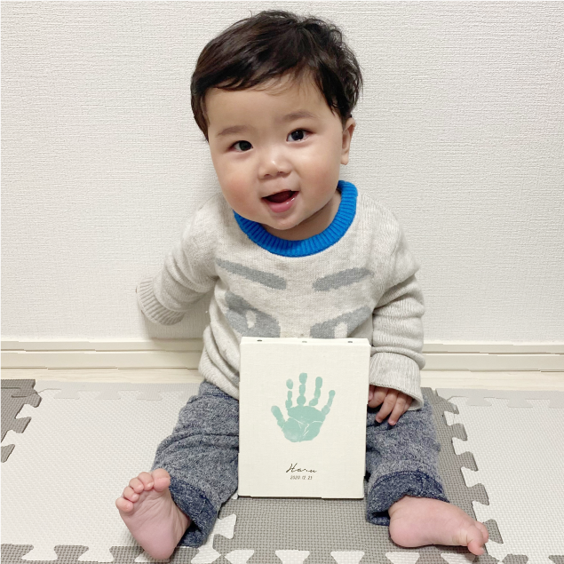 赤ちゃんの成ハーフバースディや100日祝いに成長記念で制作した手形アート・足形アートのキャンバスアートパネル