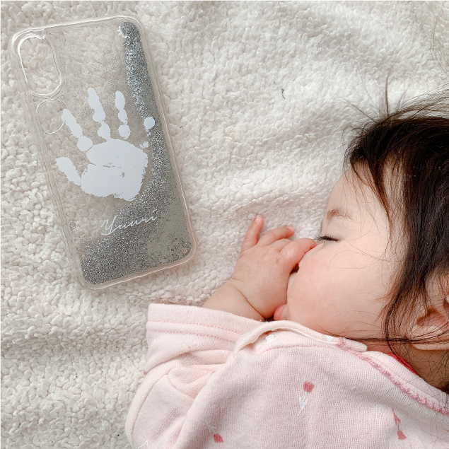 赤ちゃんの成長記念の手形アートスマホケースアイフォンケース